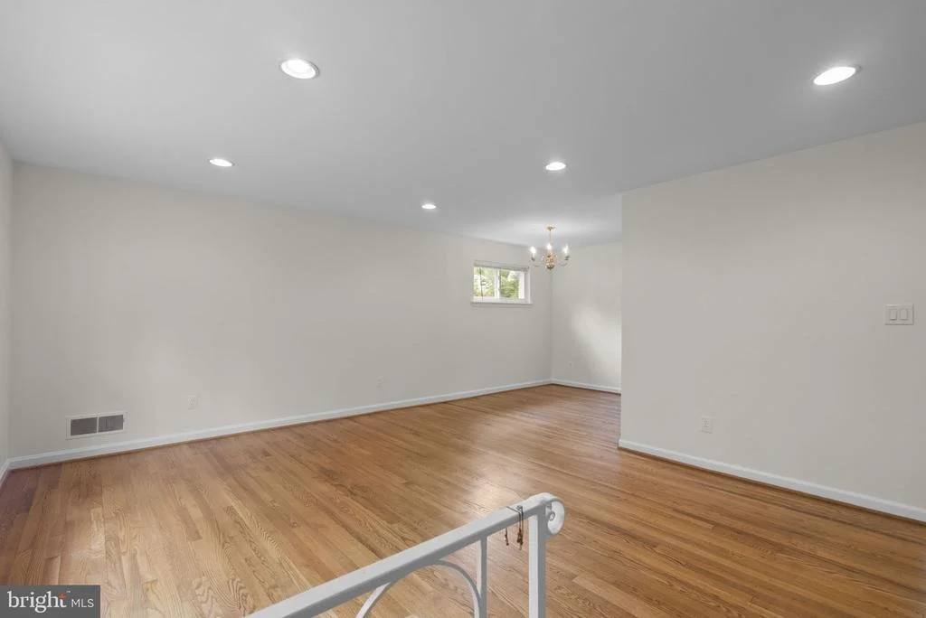 Photo of 1509 WOODMAN AVENUE