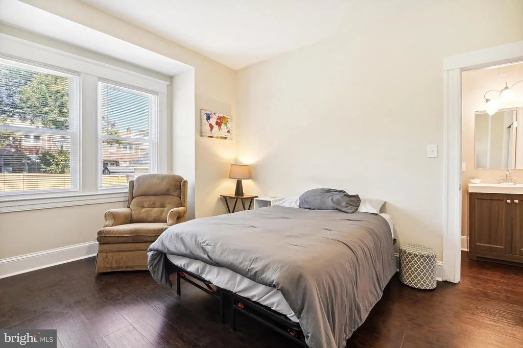 Photo of 607 ALDERSHOT ROAD