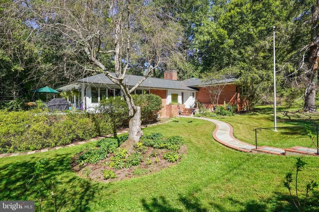 Photo of 9233 FARNSWORTH DRIVE