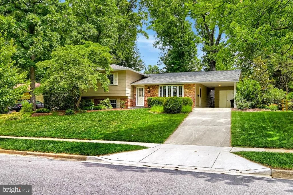 Photo of 852 DIAMOND DRIVE