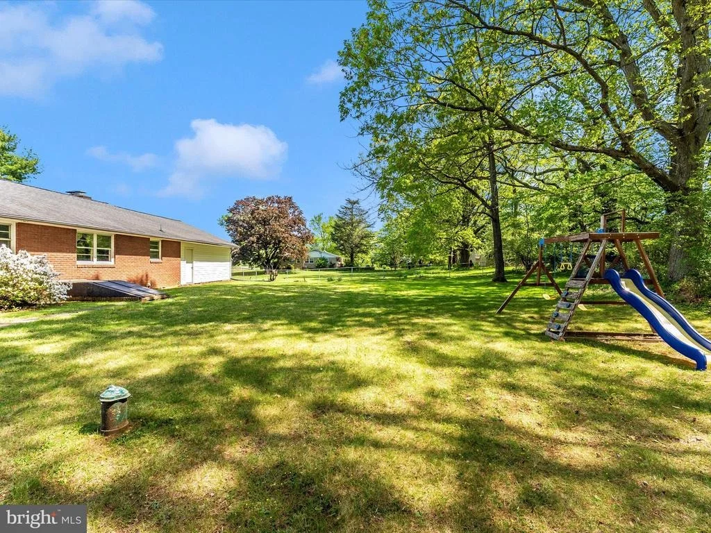 Photo of 2833 RODERICK ROAD