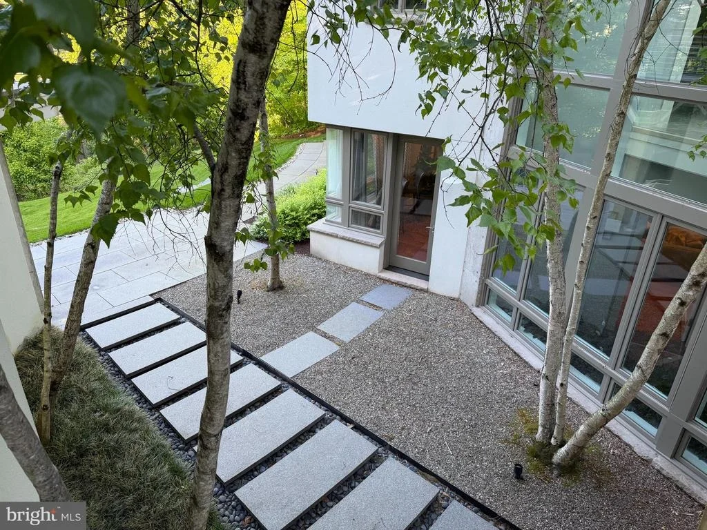Photo of 1100 CREST LANE