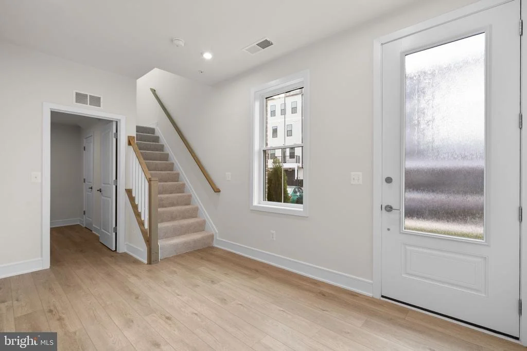 Photo of 43305 FARRINGDON SQUARE