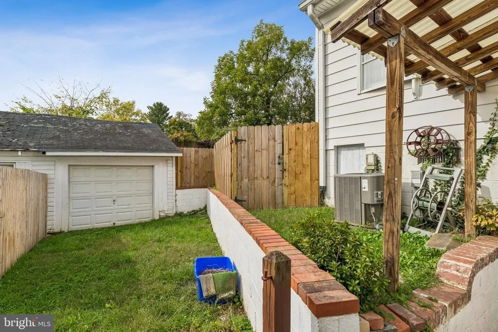 Photo of 812 FOREST GLEN ROAD