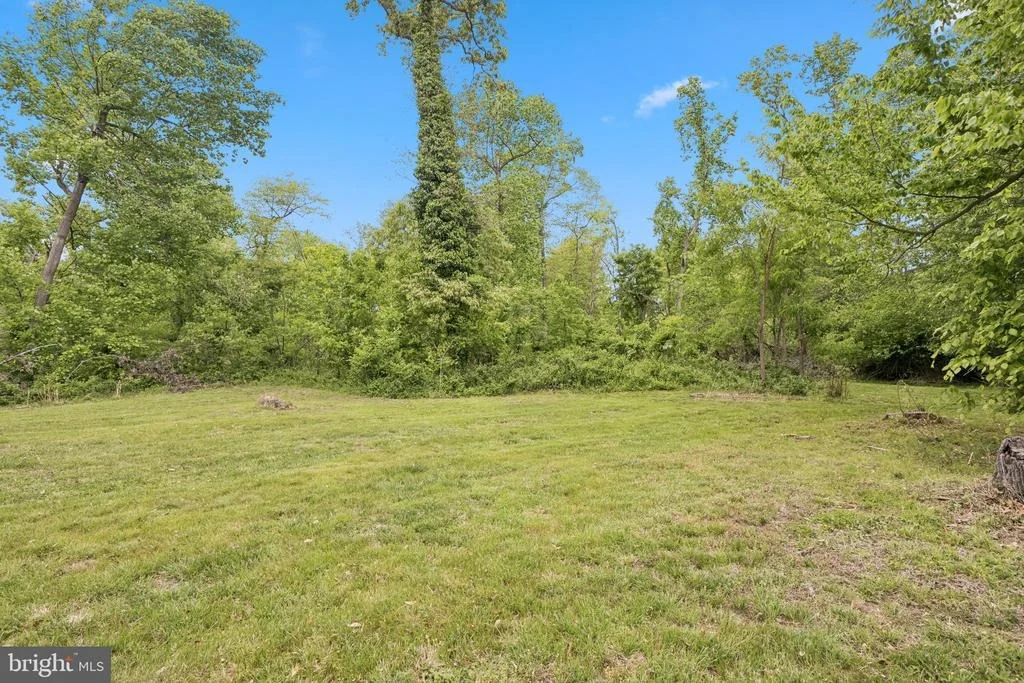 Photo of 9816 FAIRLEE ROAD