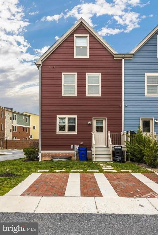 Photo of 40 6TH STREET W