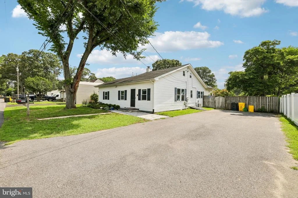 Photo of 335 BEACH AVENUE