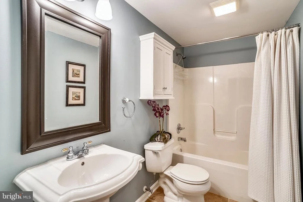 Photo of 2240 W GREENLEAF DRIVE