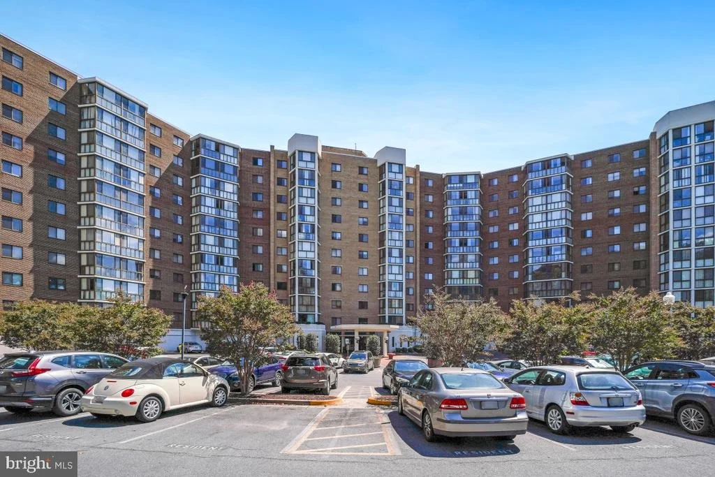 Photo of Unit 4716 at 15100 INTERLACHEN DRIVE