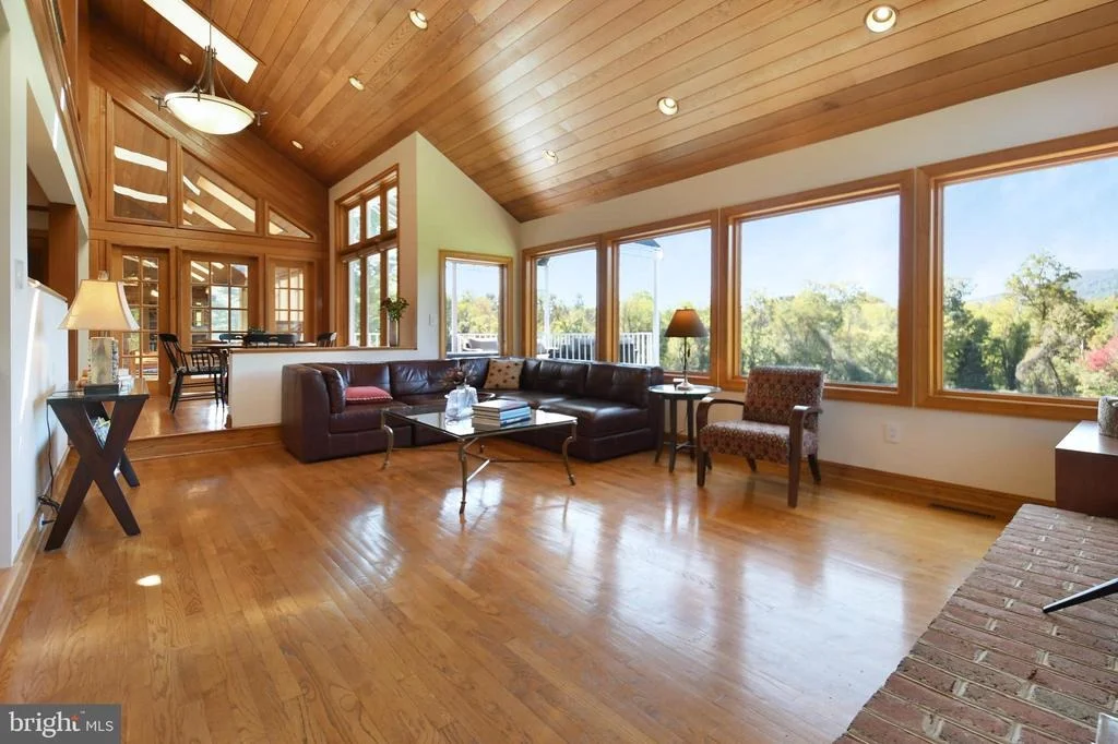 Photo of 1402 THURSTON ROAD