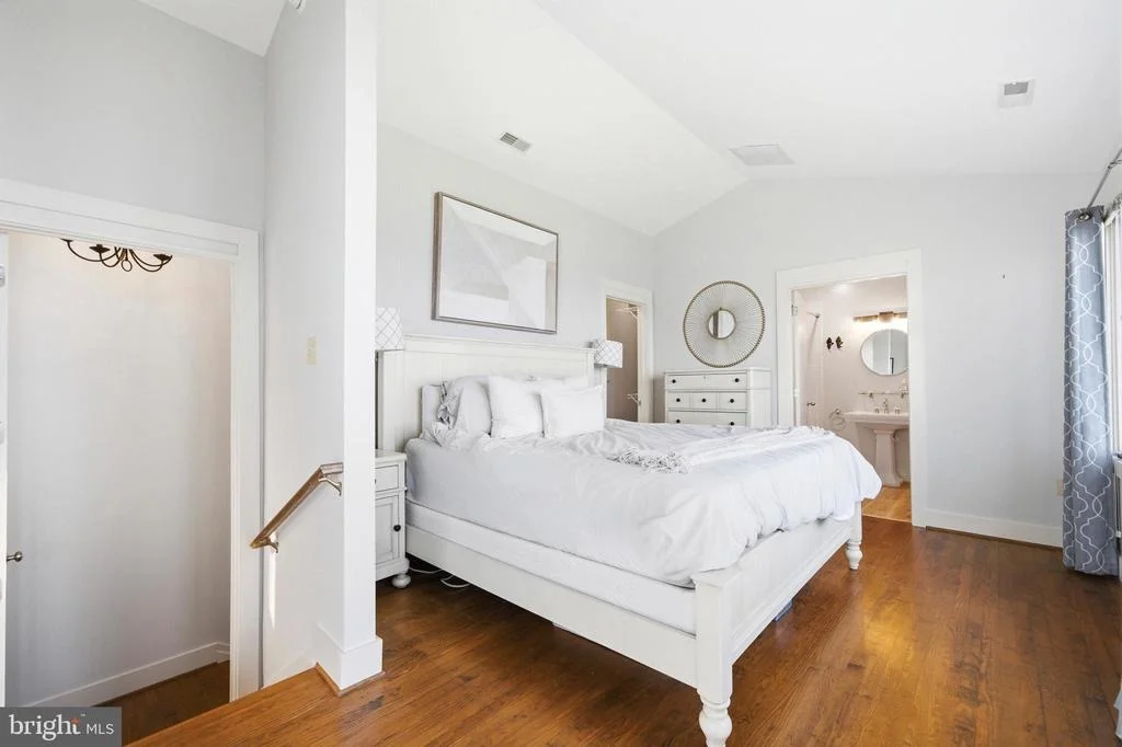 Photo of 5424 BEACH DRIVE