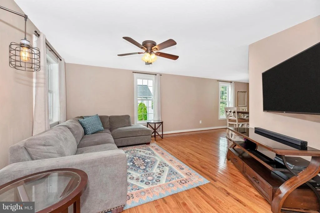 Photo of 1 E E STREET