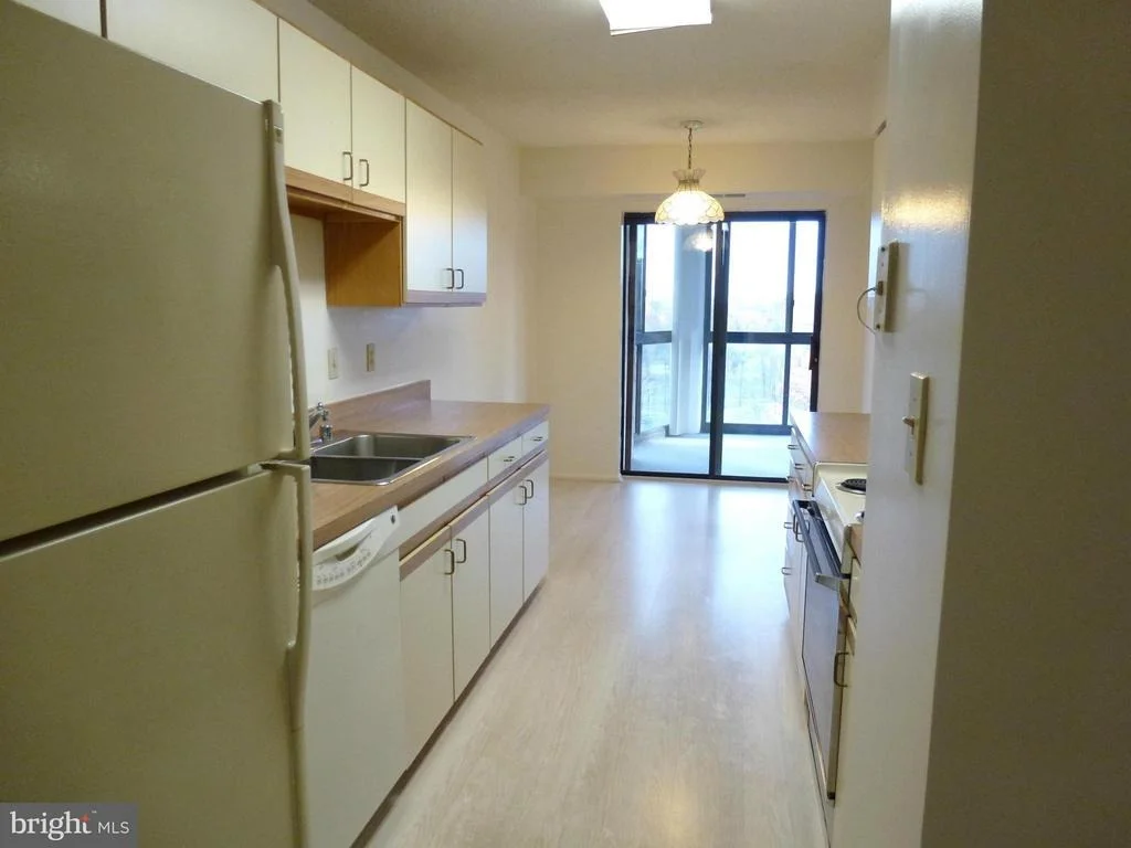 Photo of Unit 3923 at 15115 INTERLACHEN DRIVE