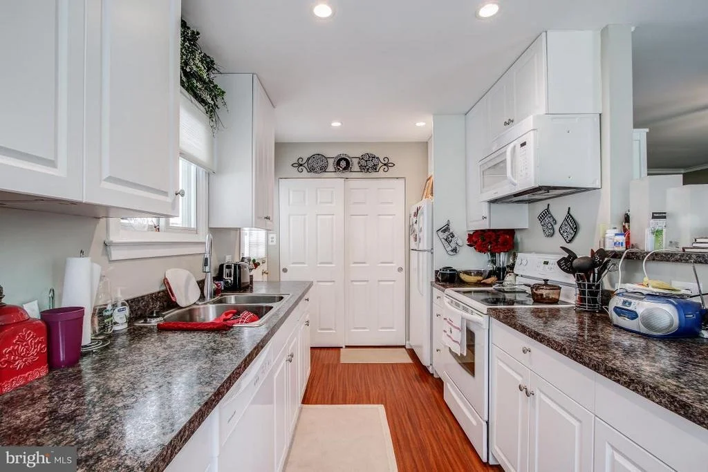 Photo of 830 WHITE WAY