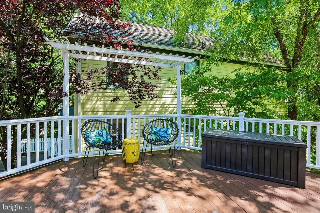 Photo of 465 TSCHIFFELY SQUARE ROAD