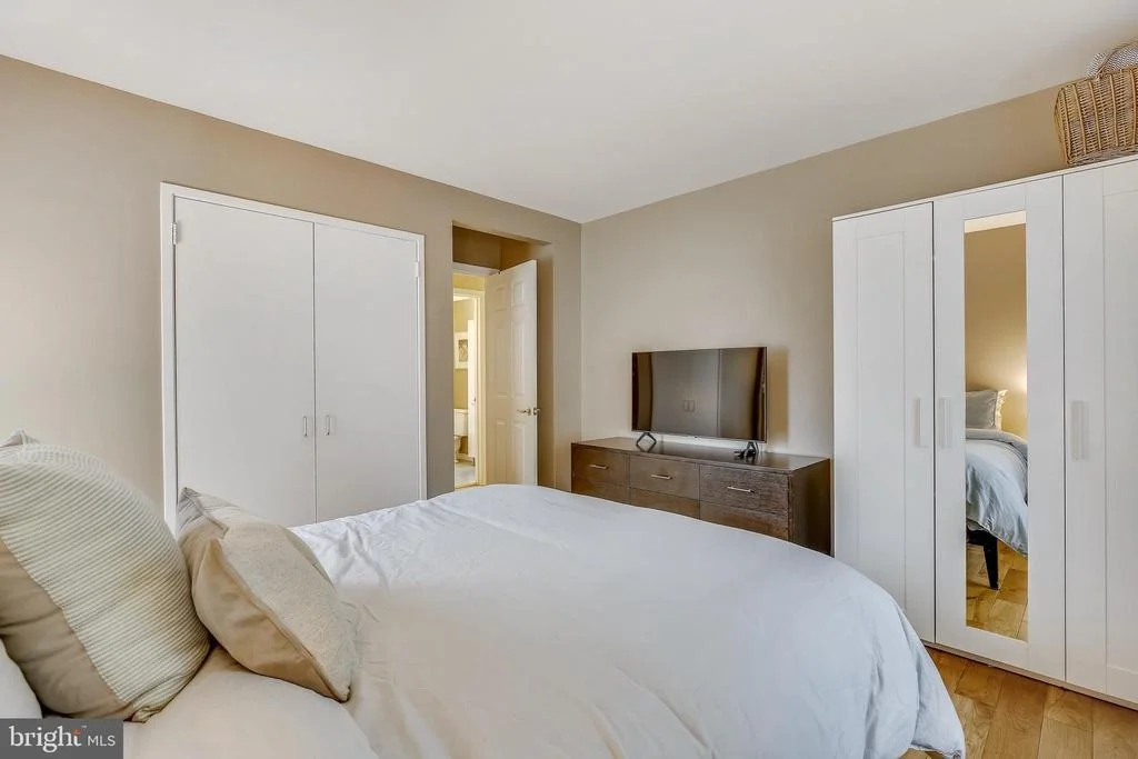 Photo of 10105 MEREDITH AVENUE
