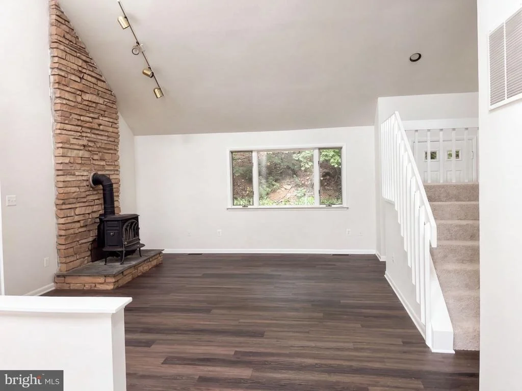 Photo of 542 JONATHAN ROAD