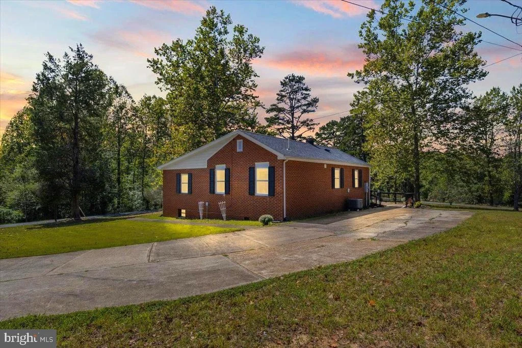 Photo of 1042 GEORGE JAMES LOOP