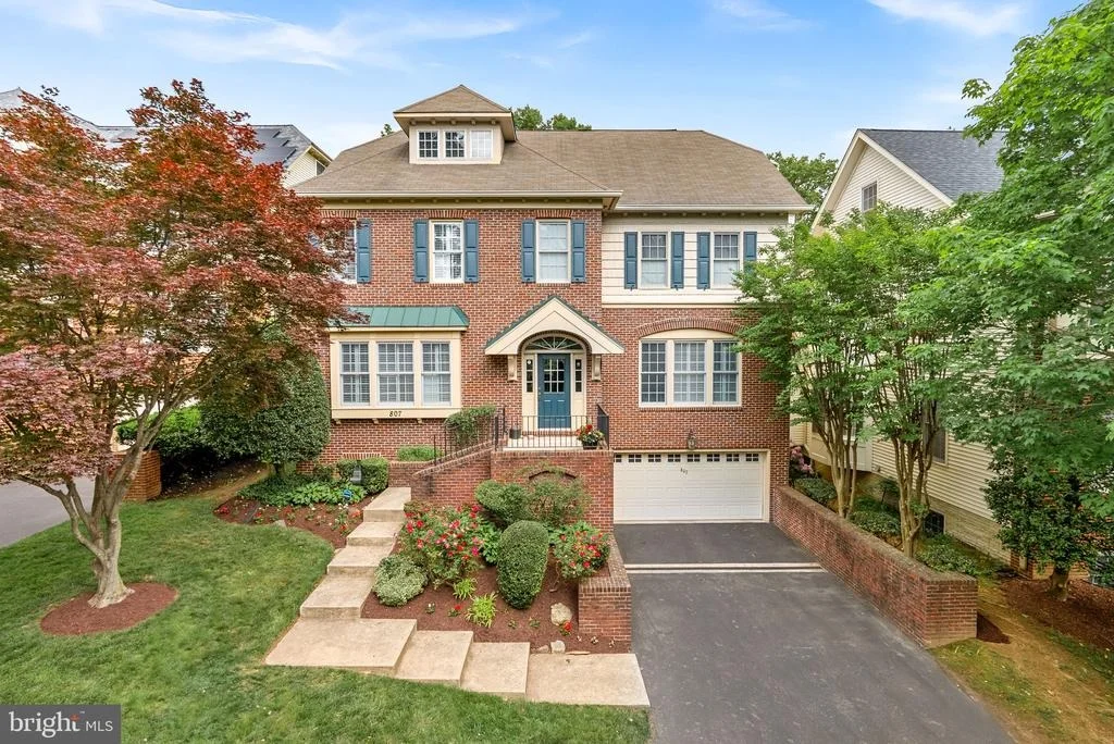 Photo of 807 WOODSIDE PARKWAY