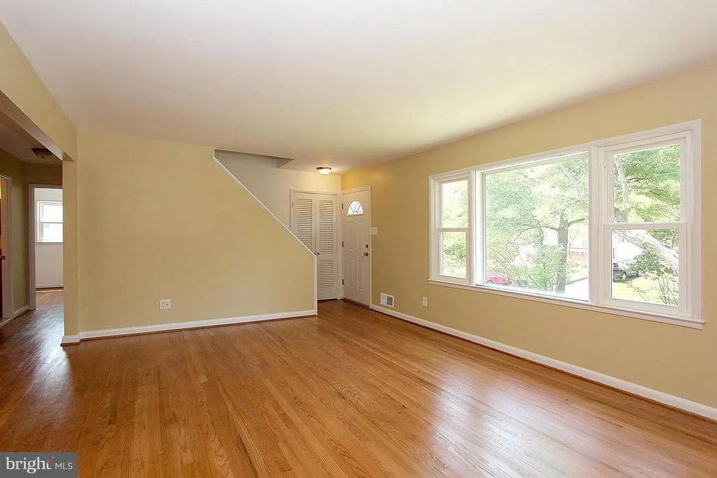 Photo of 911 WHITE WAY