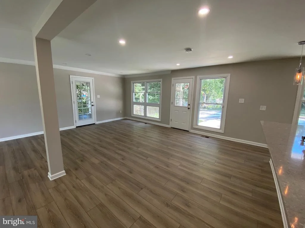 Photo of 6002 MIDDLETON LANE