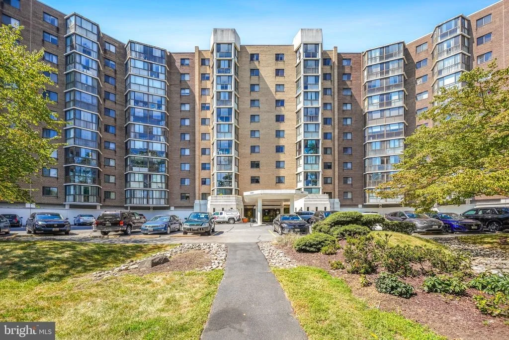Photo of Unit 11015 at 15101 INTERLACHEN DRIVE