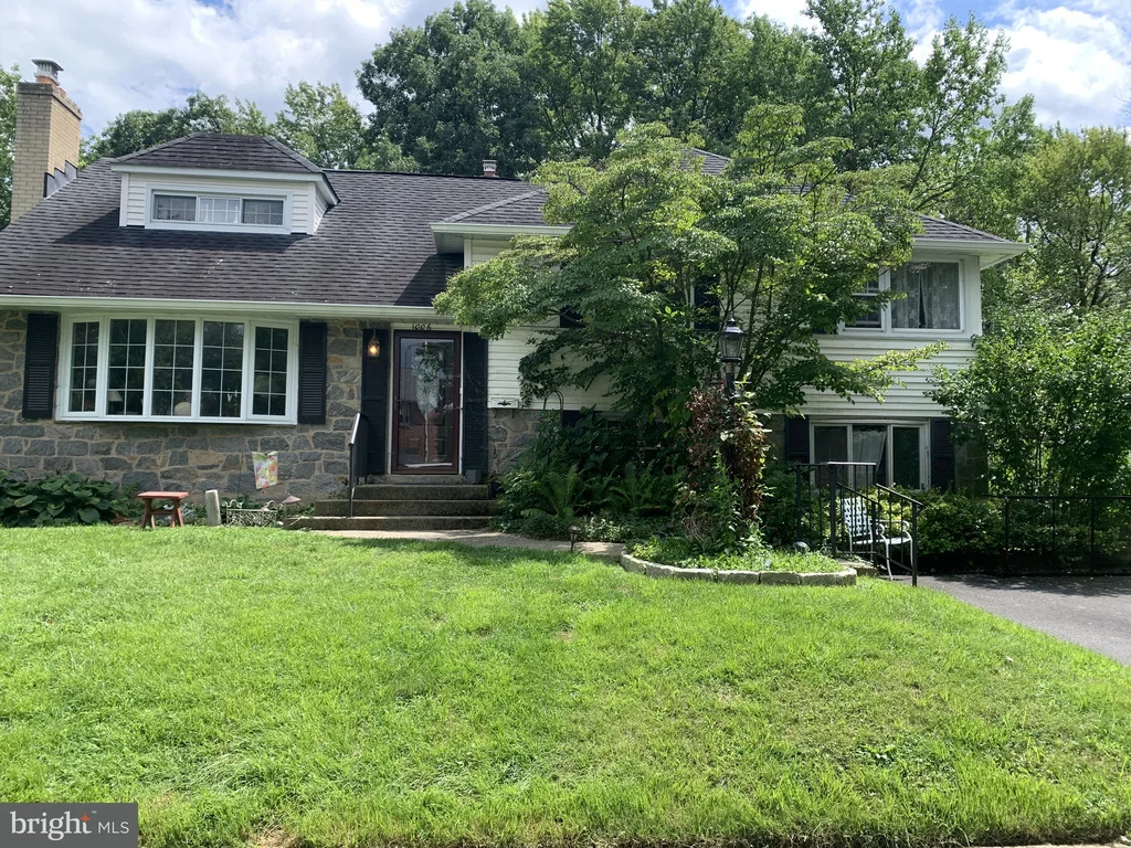 Photo of 1006 CRESTOVER ROAD