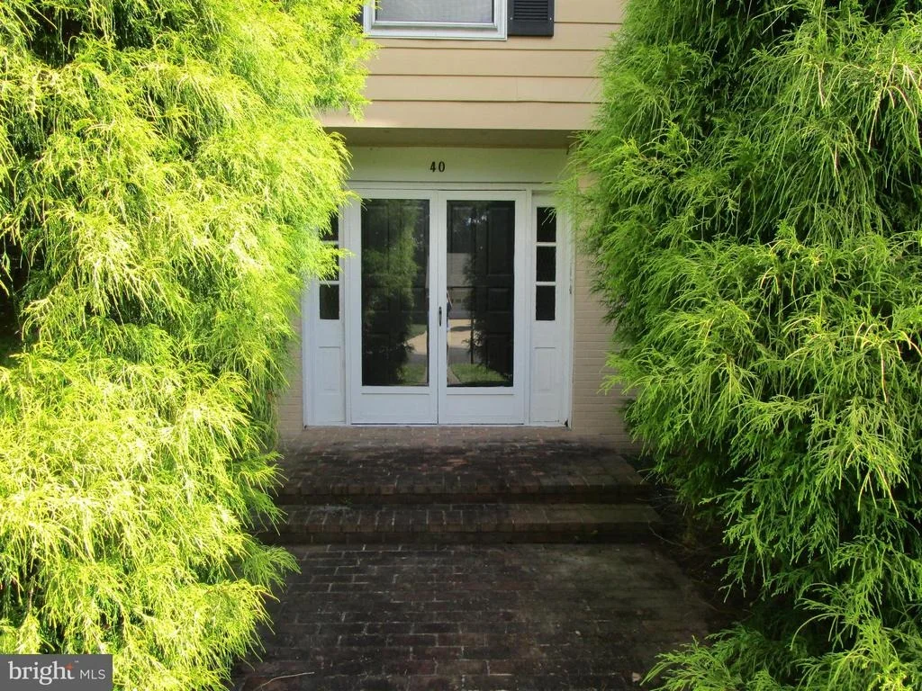 Photo of 40 W FAIRWAY CIRCLE