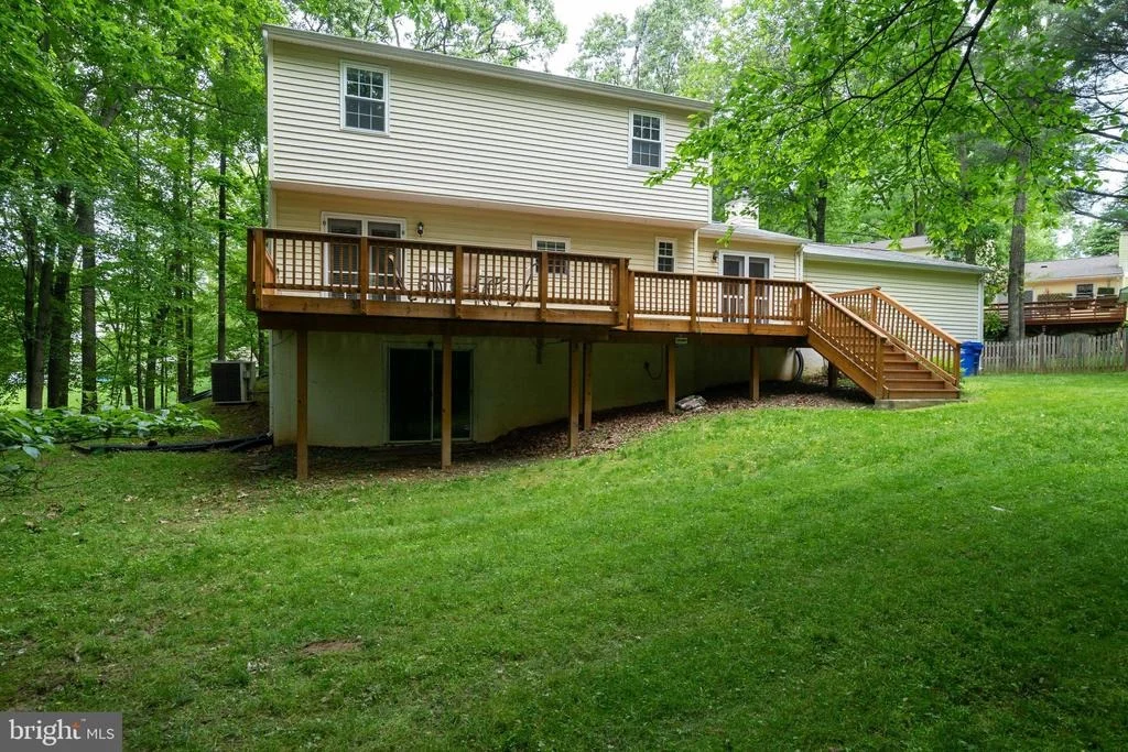 Photo of 8924 ROUNDLEAF WAY