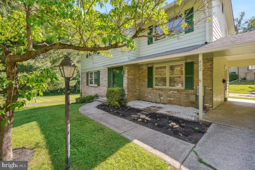 Photo of 882 DIAMOND DRIVE