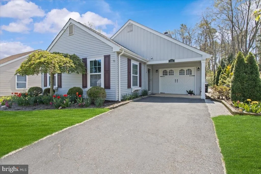 Photo of 32 BUCKINGHAM DRIVE