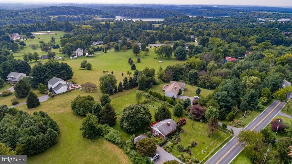Photo of 21101 CLARKSBURG ROAD
