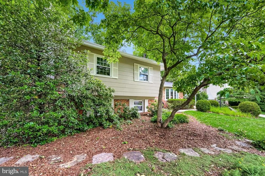Photo of 852 DIAMOND DRIVE
