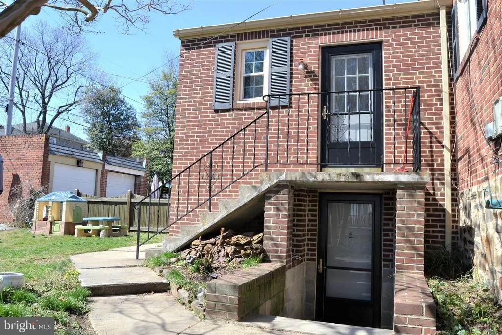 Photo of 620 ALDERSHOT ROAD