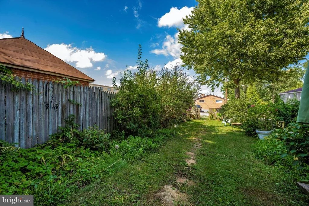 Photo of 323 W 7TH STREET