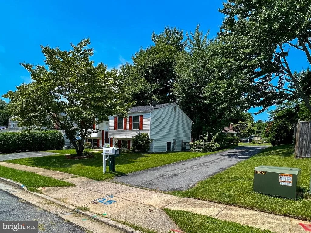 Photo of 121 DEERFIELD PLACE