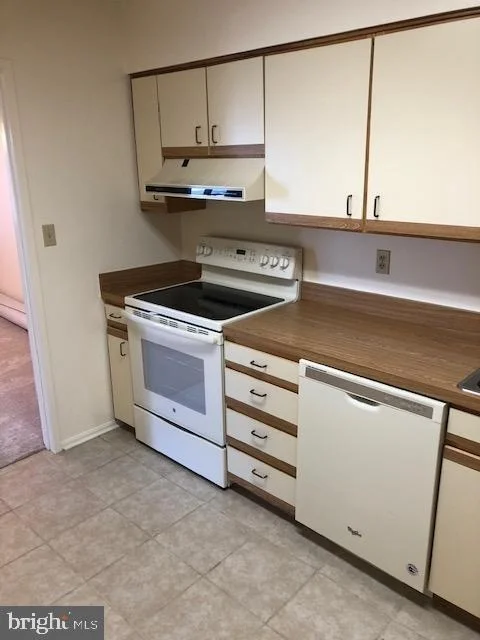 Photo of Unit 3516 at 15115 INTERLACHEN DRIVE