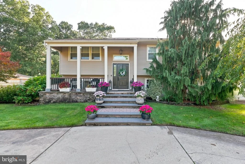 Photo of 211 CAHNT AVENUE