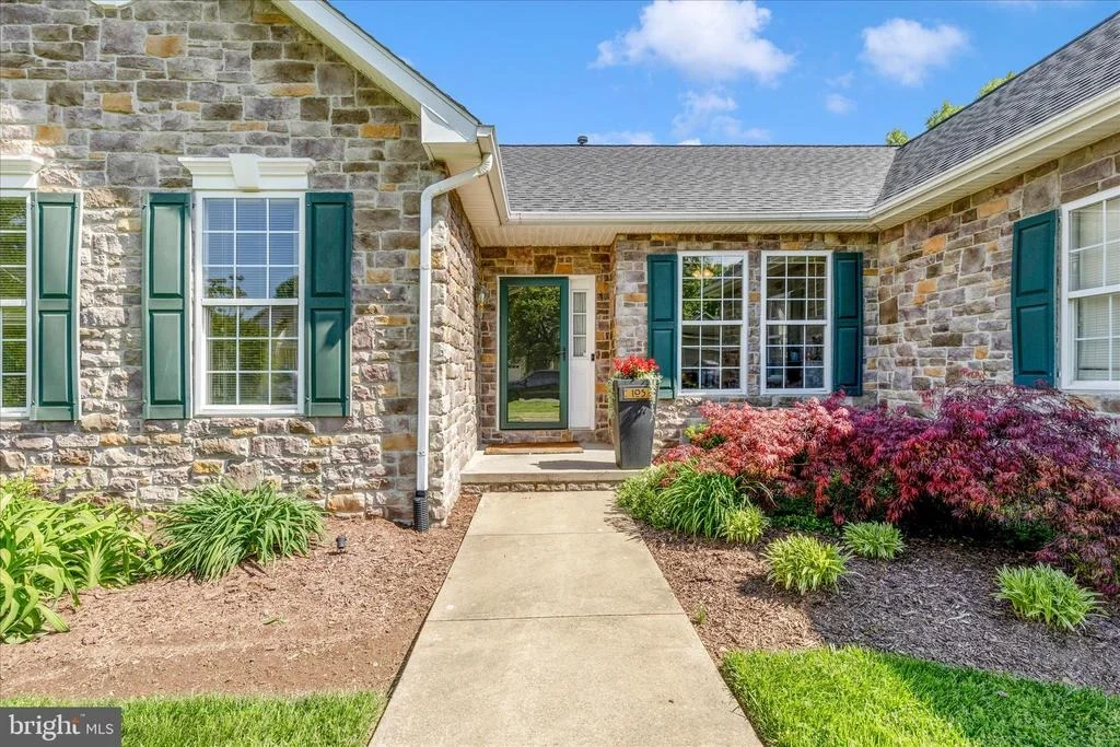 Photo of 105 CROSSING POINTE COURT
