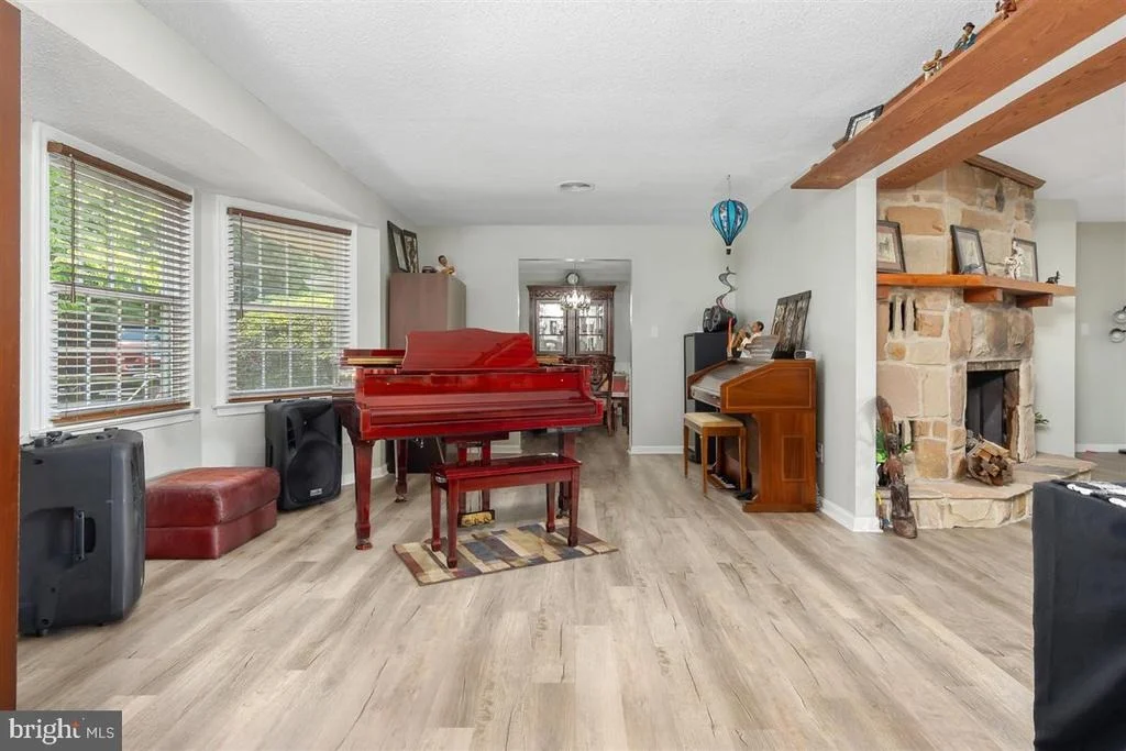 Photo of 1618 EAGLE SCHOOL ROAD