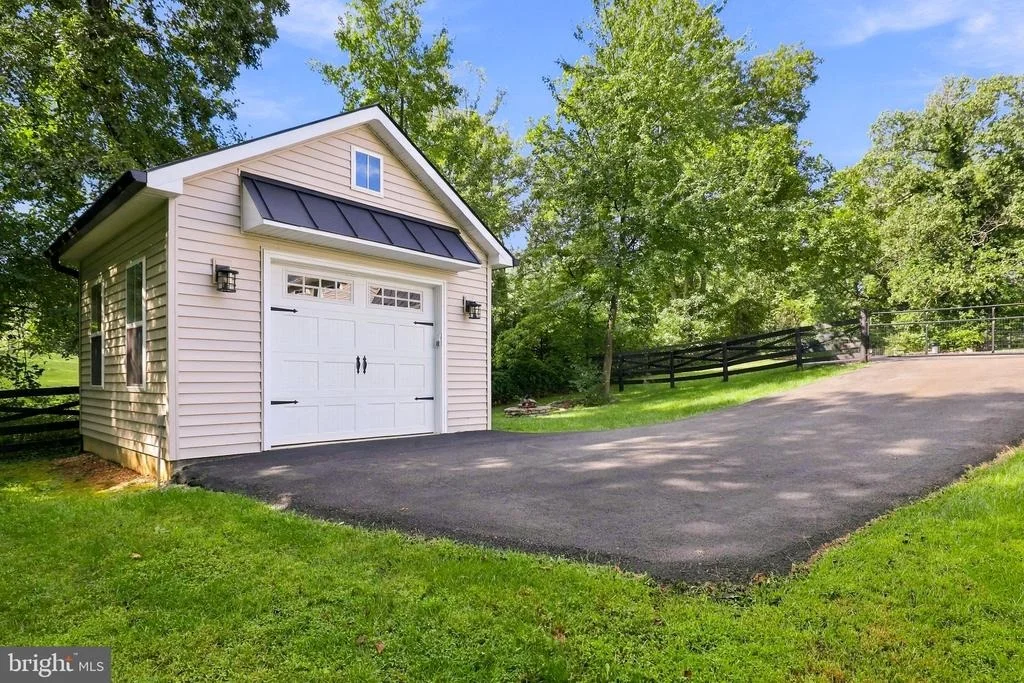 Photo of 7135 LEEDS MANOR ROAD