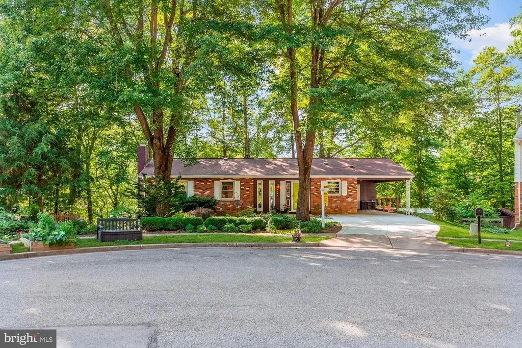 Photo of 7104 HADLOW COURT