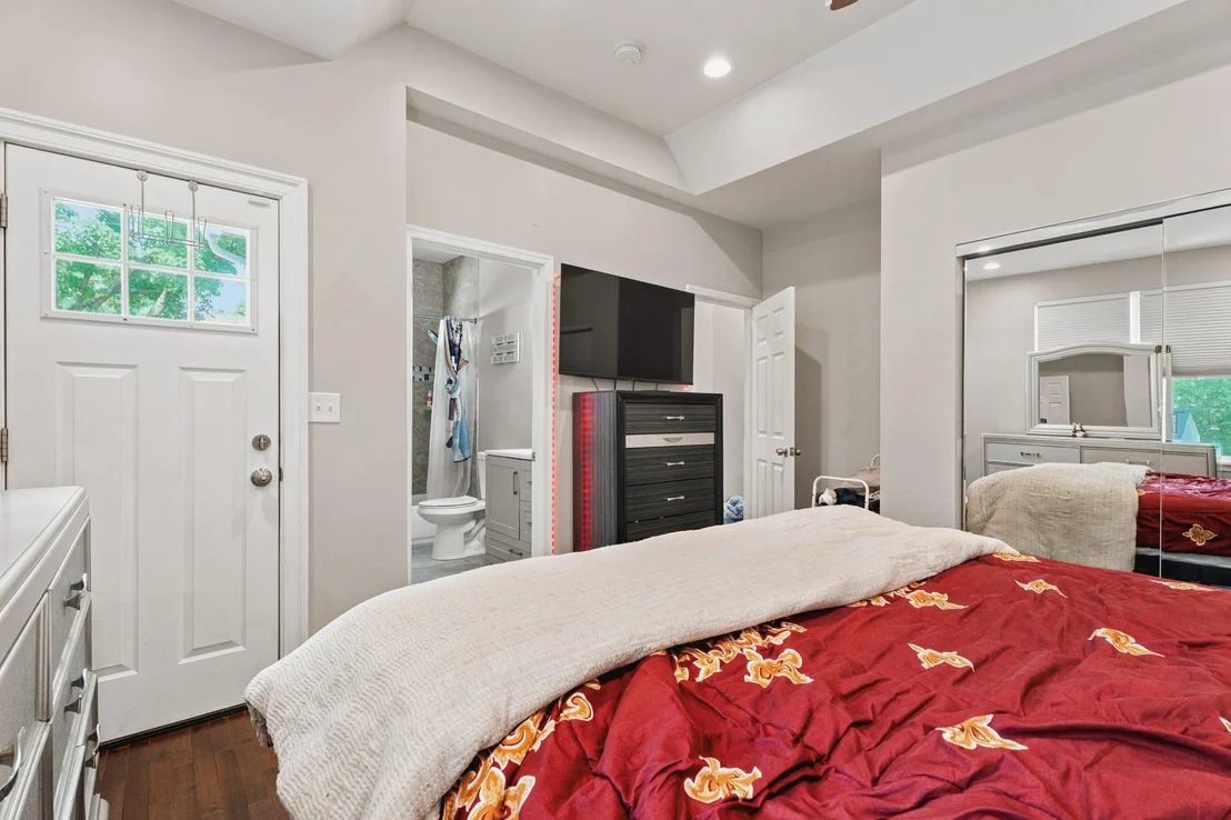 Photo of 4501 FOREST VIEW AVENUE