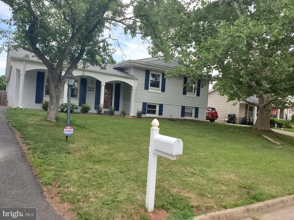 Photo of 302 W JUNIPER AVENUE