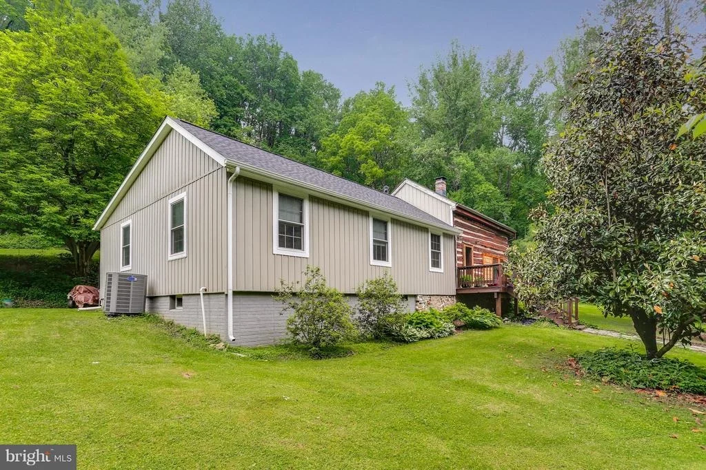 Photo of 828 WARREN ROAD