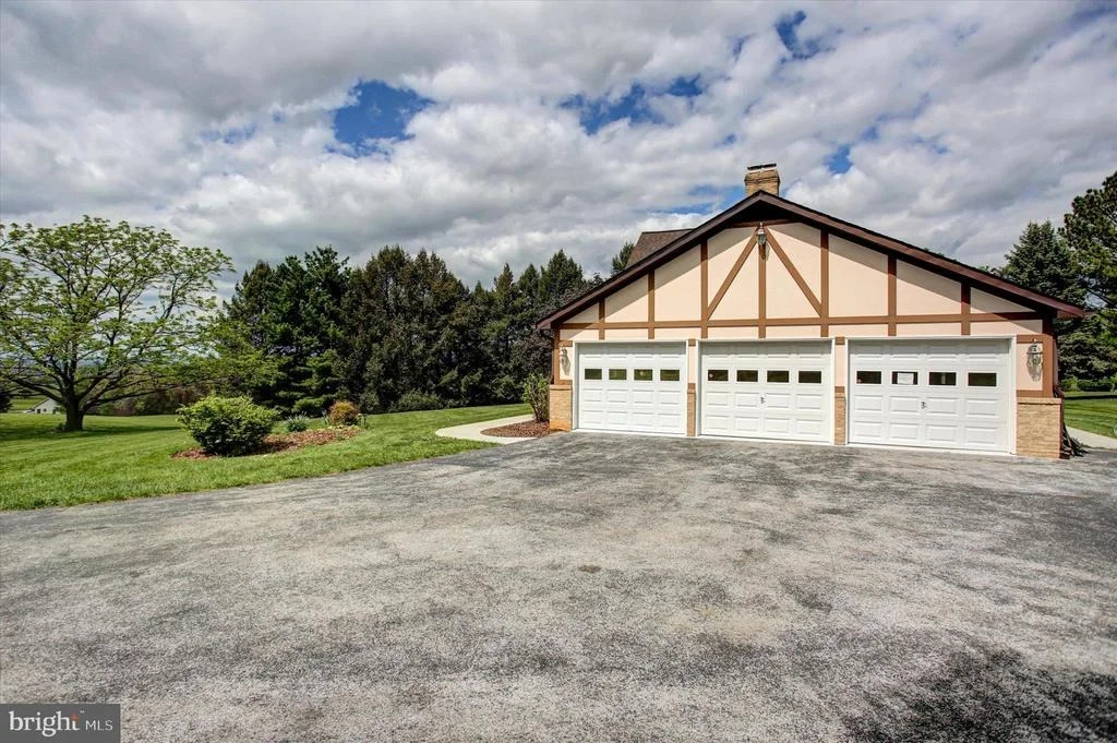 Photo of 8001 MAPLEVILLE ROAD