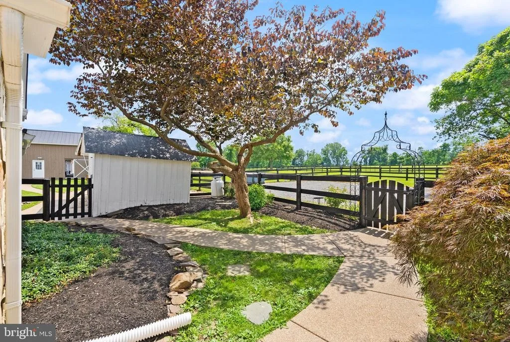 Photo of 20596 AIRMONT ROAD