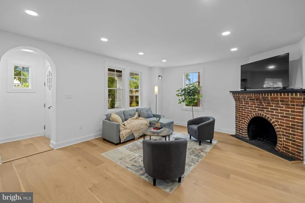 Photo of 536 ONEIDA PLACE NW