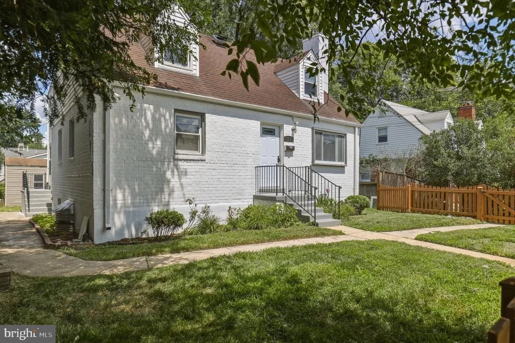 Photo of 1511 CREST ROAD