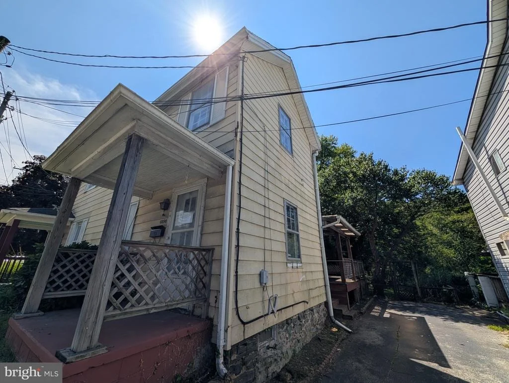 Photo of 6090 FALLS ROAD